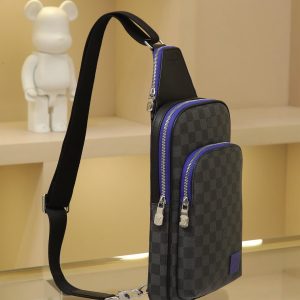 Alternative view of AVENUE Shoulder Bag Crafted from Damier Graphite canvas, the Avenue shoulder bag is the perfect companion for urban living: compact and stylish, it embodies a relaxed, unrestrained attitude.The "smart" shoulder strap design accommodates carrying on either the left or right shoulder. The ergonomic shape enhances carrying comfort; a dual-zipper closure ensures valuables stay secure. Dimensions: 20 x 31 x 10cm